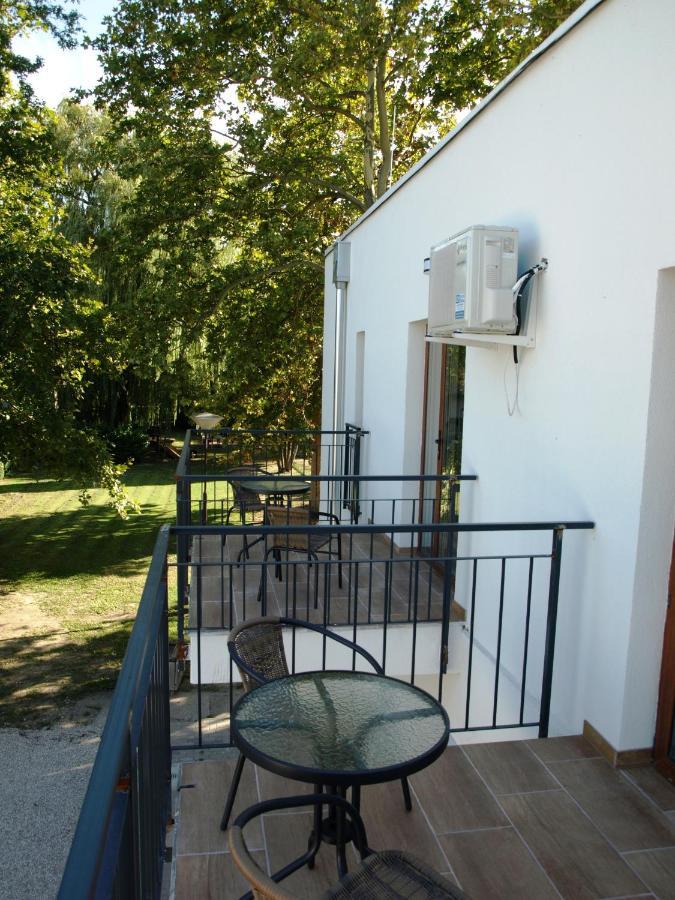 Garden Club Panzio Bed & Breakfast Balatonmáriafürdő Eksteriør bilde