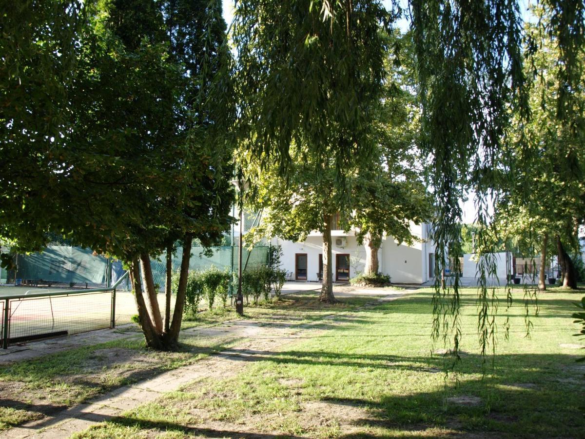 Garden Club Panzio Bed & Breakfast Balatonmáriafürdő Eksteriør bilde