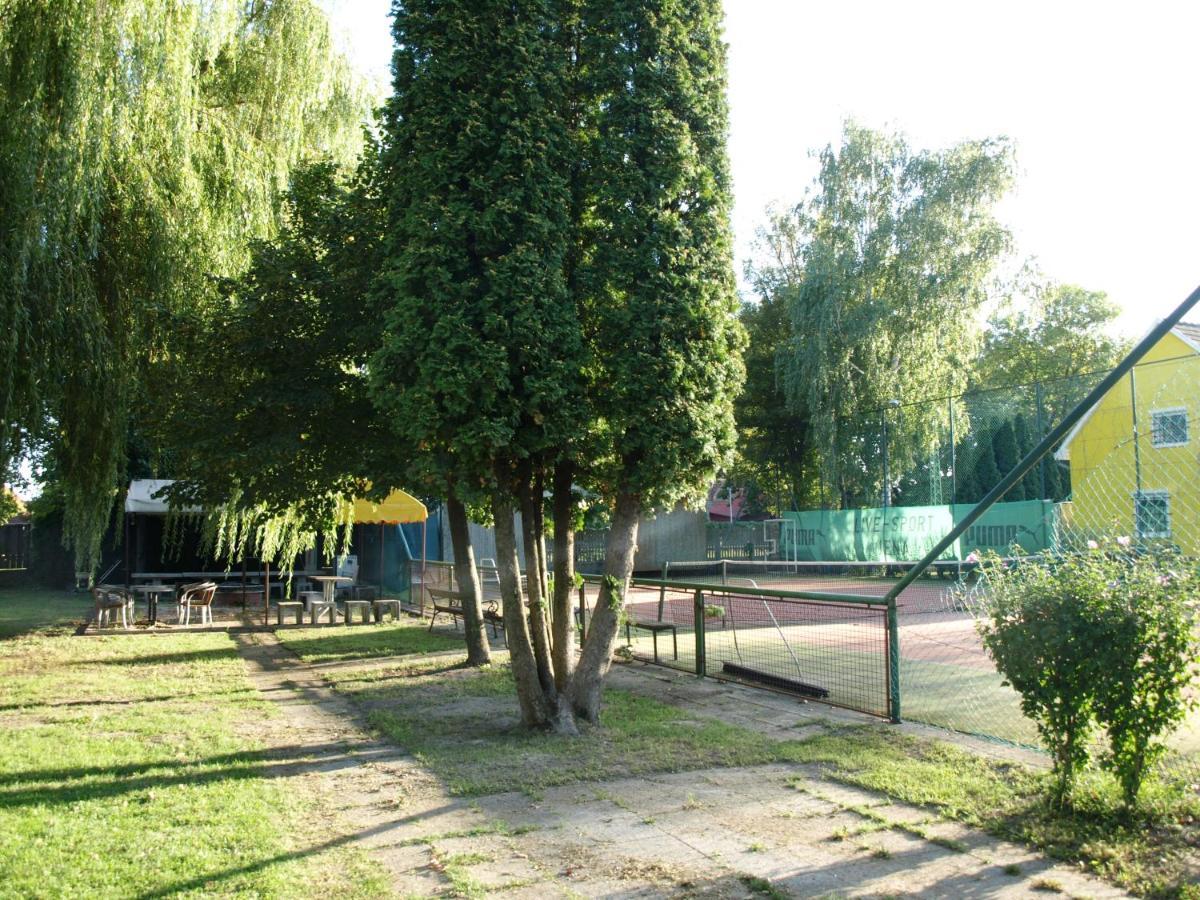 Garden Club Panzio Bed & Breakfast Balatonmáriafürdő Eksteriør bilde