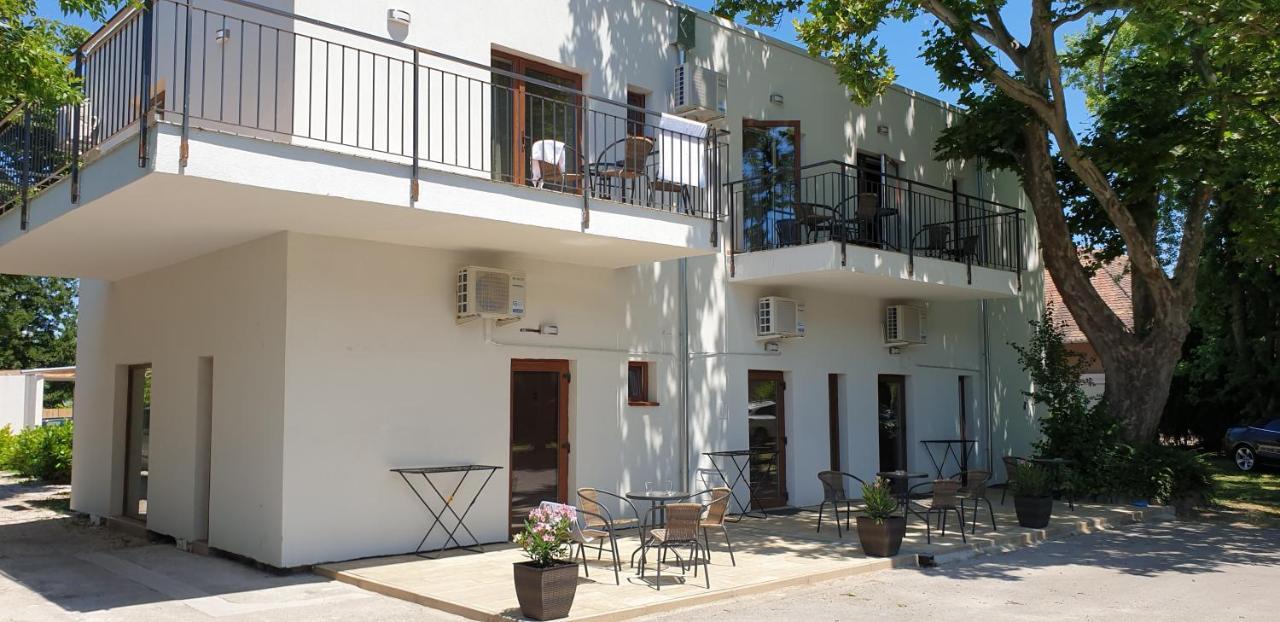 Garden Club Panzio Bed & Breakfast Balatonmáriafürdő Eksteriør bilde