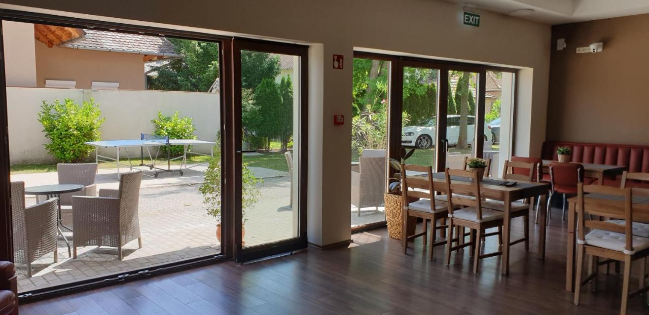 Garden Club Panzio Bed & Breakfast Balatonmáriafürdő Eksteriør bilde