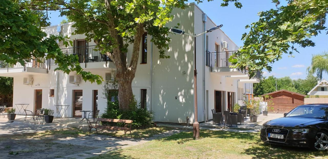 Garden Club Panzio Bed & Breakfast Balatonmáriafürdő Eksteriør bilde